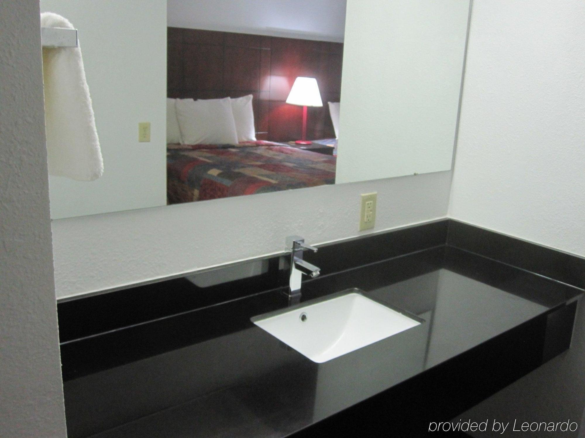 Red Roof Inn & Suites Fayetteville-Fort Bragg Eksteriør billede