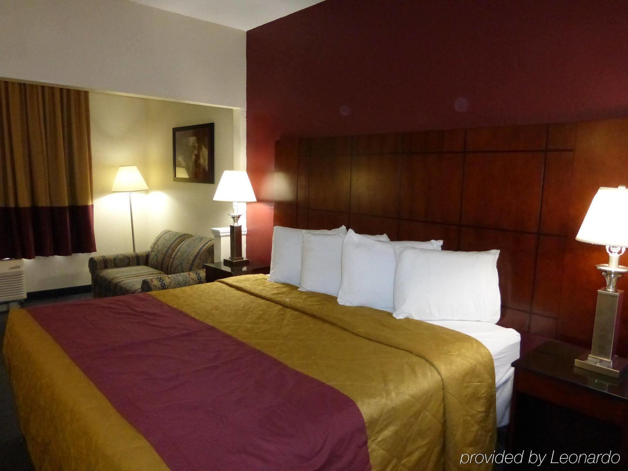 Red Roof Inn & Suites Fayetteville-Fort Bragg Eksteriør billede