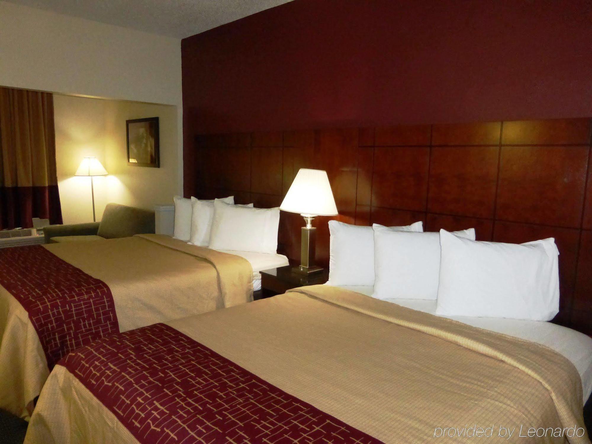 Red Roof Inn & Suites Fayetteville-Fort Bragg Eksteriør billede
