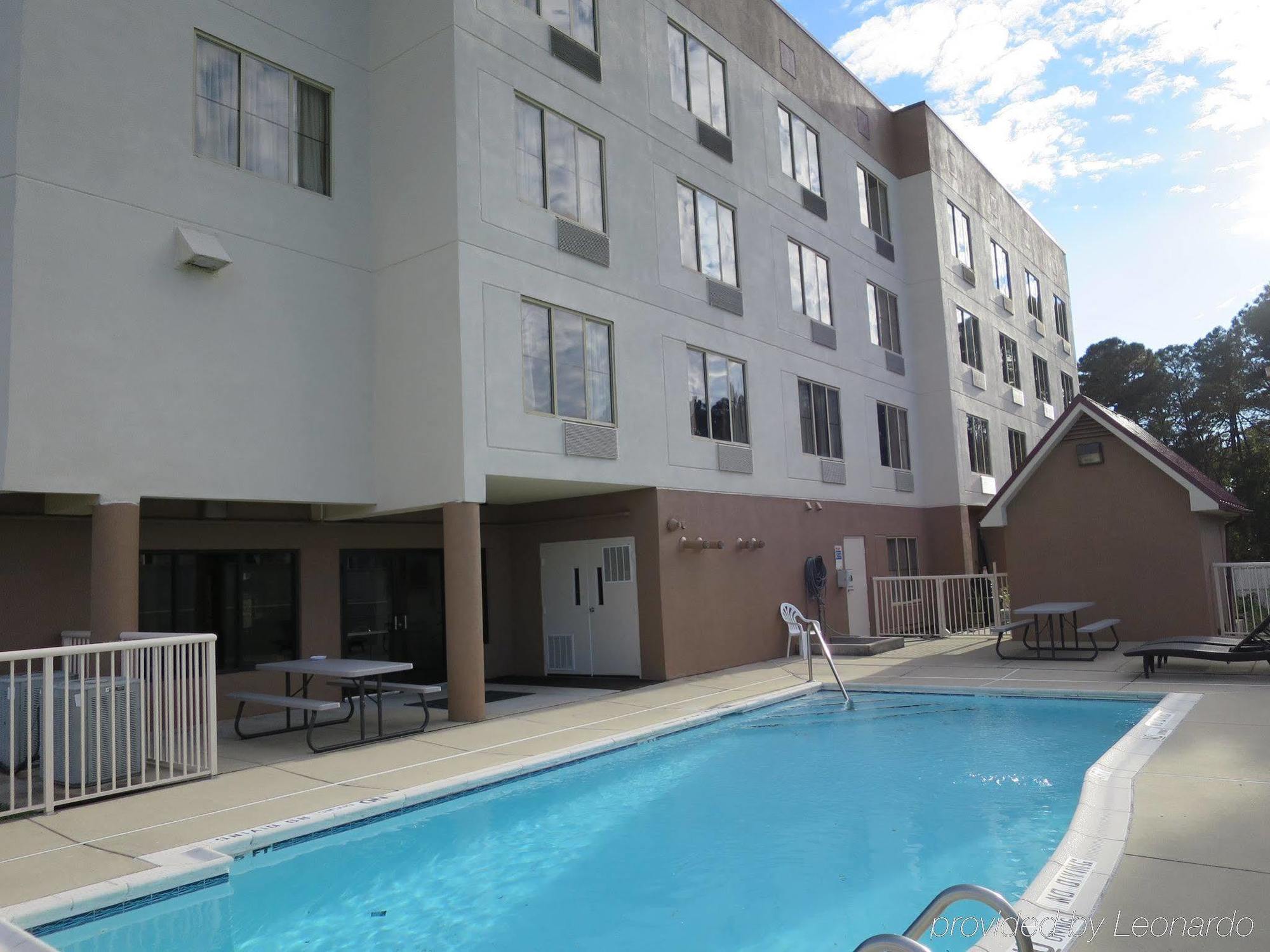 Red Roof Inn & Suites Fayetteville-Fort Bragg Eksteriør billede